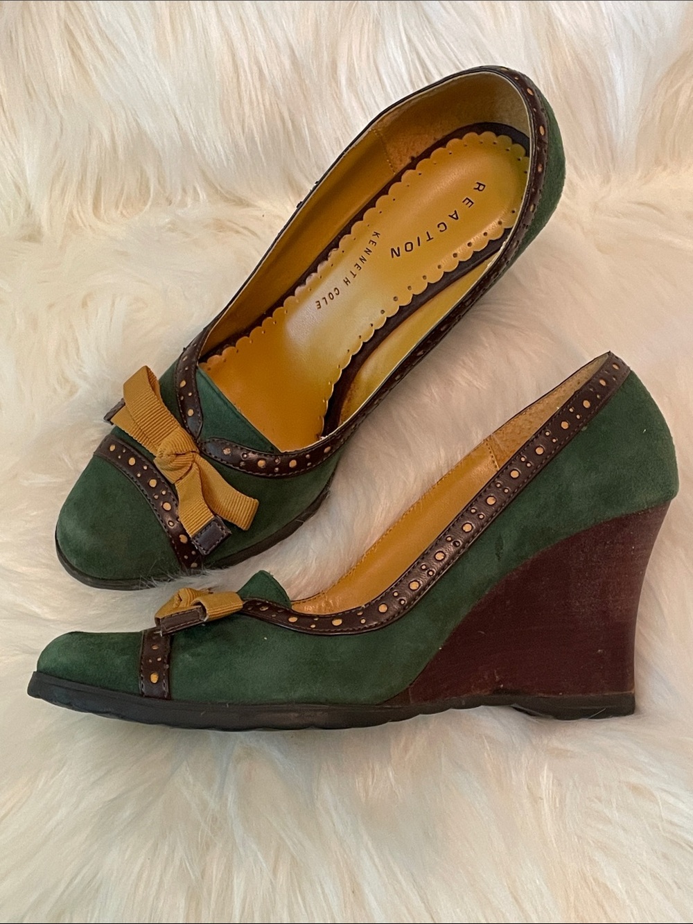 Reaction Kenneth Cole Green Suede Wedge Pumps w/ Brown Trim & Deep Gold Bow 7